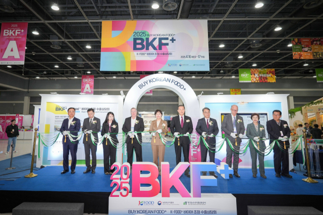 송미령 농림축산식품부 장관, 홍문표 한국농수산식품유통공사(aT) 사장 등이 16일 서울 서초구 aT센터 전시회장에서 열린 바이어 초청 수출상담회(BKF+) 개회식에 참석해 행사를 축하했다. 2025.4.23. 농식품부 제공