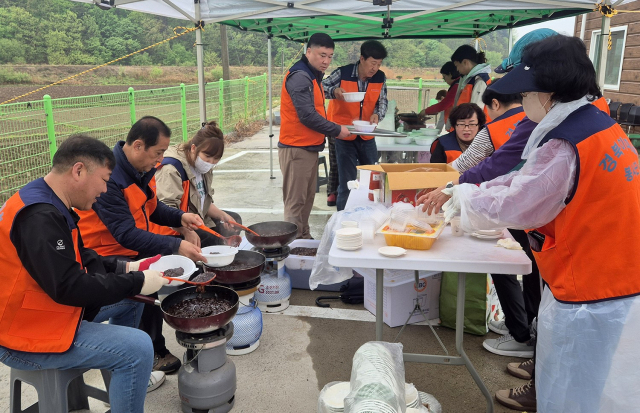 경북 아미회는 22일 풍천면 신성2리 경로당에서 짜장밥 나눔 행사를 가졌다. 아미회 회원들이 짜장 요리를 직접하고 있다. 안동시 제공