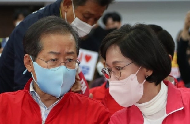 2022년 6월 1일 8회 지방선거 당시 홍준표 대구시장 후보와 이인선 대구 수성을 국회의원 보궐선거 후보. 자료사진. 연합뉴스