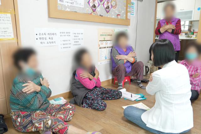 청송군에서 산불 이재민을 대상으로 찾아가는 심리상담을 진행하는 모습. 청송군 제공