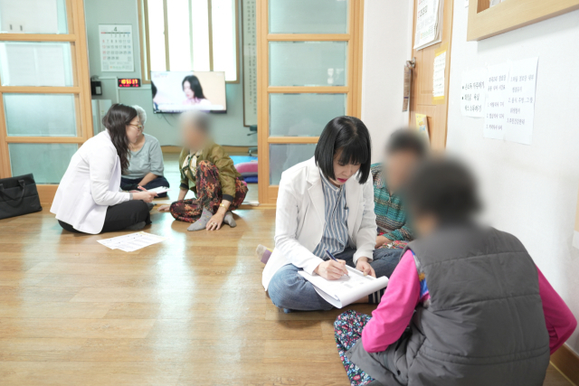 청송군에서 산불 이재민을 대상으로 찾아가는 심리상담을 진행하는 모습. 청송군 제공