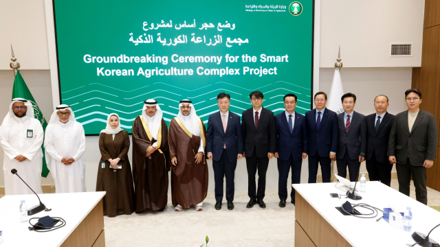 지난 21일(현지시간 기준) 사우디아라비아 리야드 국립농업연구센터에서 열린 K-스마트팜 시범온실 착공식에서 한국, 사우디, 농심 관계자들이 기념촬영을 하고 있다. 농심 제공