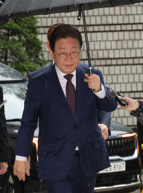 이재명 '대북송금' 재판 4개월 만에 재개…李, 불출석