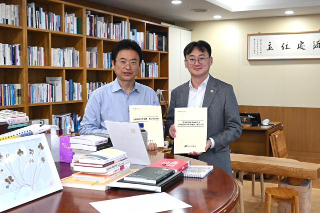 이철우 경북도지사(사진 왼쪽) 이관후 국회입법조사처장이 22일 경북도청에서 만나 산불 피해 복구를 위한 특별법 제정 등을 협의했다. 경북도 제공.