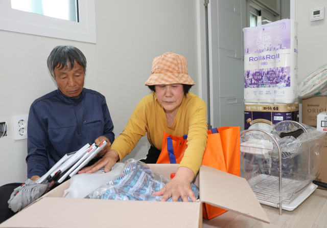 지난달 23일 의성군 안평면 창길리 임시주택에 입주한 이재민 부부가 주택과 함께 제공된 조리도구와 생필품을 정리하고 있다. 의성군 제공.