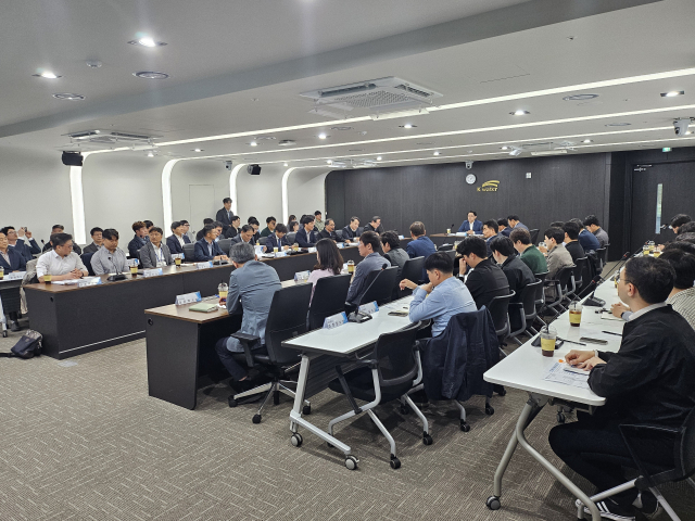 조영식 한국수자원공사 낙동강유역본부 본부장(사진 K-water 로고 밑 가운데)이 워크숍 참가자들에게 인사말을 전하고 있다. K-water 낙동강유역본부 제공