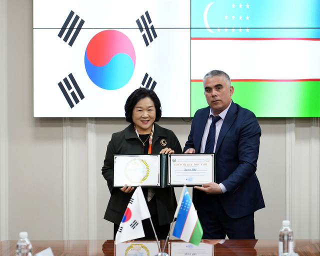 신일희 계명대 총장이 우즈베키스탄 국립체육대학으로부터 명예박사 학위를 받았다. 왼쪽 김선정 국제부총장과 오른쪽 마트카리모프 총장. 계명대 제공
