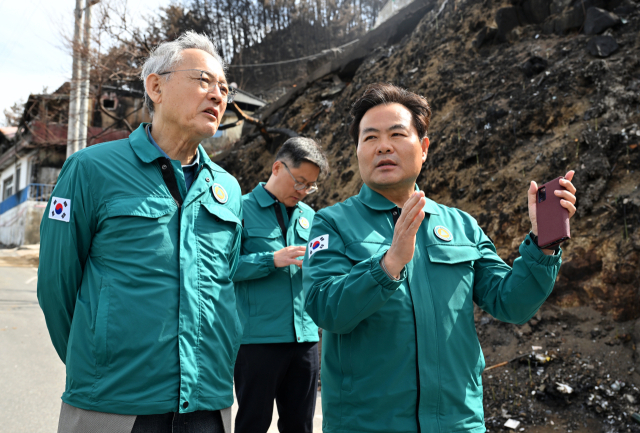 김학홍 경북도 행정부지사(오른쪽)가 23일 영덕 해파랑길을 찾은 유인촌 문화체육관광부 장관(왼쪽)에게 산불 피해 현황 등에 대해 설명하고 있다. 경북도 제공