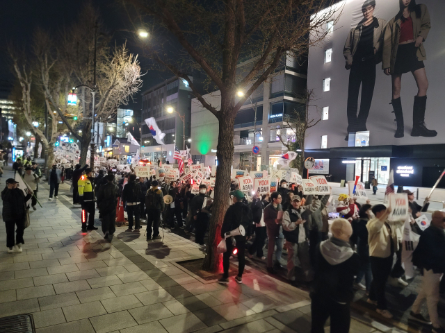 윤석열 전 대통령의 파면 닷새째인 8일 일부 지지자들이 용산구 한남동 대통령 관저 앞에 모여 윤 전 대통령의 