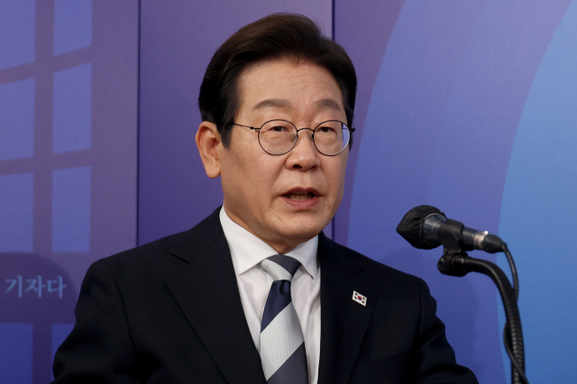 더불어민주당 제21대 대통령선거 경선에 나선 이재명 예비후보가 23일 서울 여의도 오마이TV 스튜디오에서 열린 오마이TV 초청 토론회에서 발언하고 있다. 연합뉴스