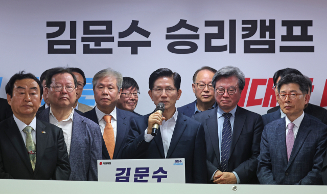 국민의힘 김문수 대선 경선 후보가 24일 서울 여의도 대하빌딩 캠프 사무실에서 열린 국가혁신위원회 출범식에서 발언하고 있다. 연합뉴스