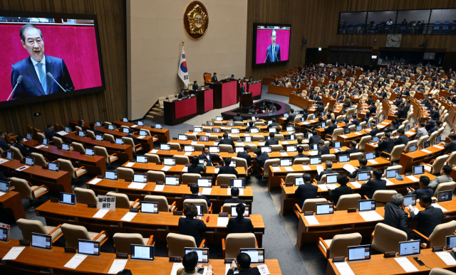 한덕수 대통령 권한대행 국무총리가 24일 서울 여의도 국회 본회의장에서 추가경정예산안 시정연설을 하고 있다. 연합뉴스