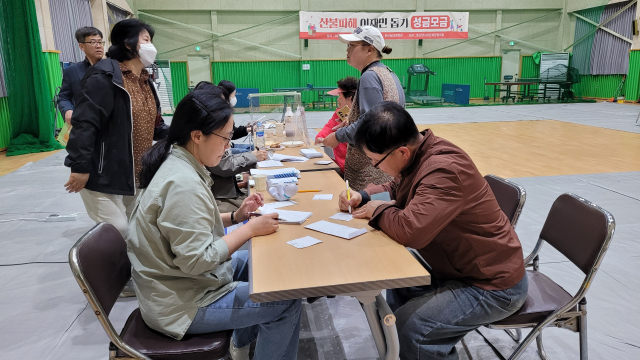 경북 북동부 산불로 큰 피해를 입은 의성군에서 산불 피해를 입지 않은 지역들을 중심으로 활발한 모금 활동이 펼쳐져 눈길을 끌고 있다. 지난 11일 춘산면실내체육관에서 진행된 이재민 돕기 성금 모금 모습. 독자 제공.