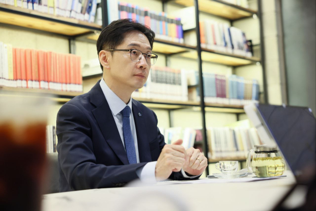 김경수 더불어민주당 대선 경선 후보는 24일 한국지방신문협회와 인터뷰에서 국가균형발전 문제에 대해 해결 의지를 강조했다. 김경수 후보 캠프 제공