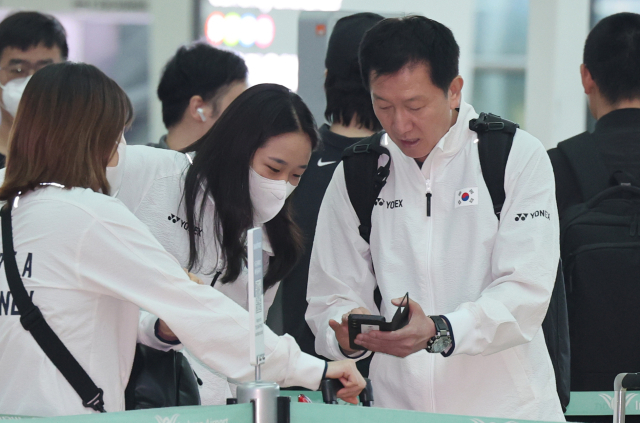24일 인천국제공항 2터미널에서 배드민턴 국가대표팀 박주봉 감독과 안세영이 세계혼합단체선수권대회(수디르만컵) 출전을 위해 출국에 앞서 대화하고 있다. 연합뉴스