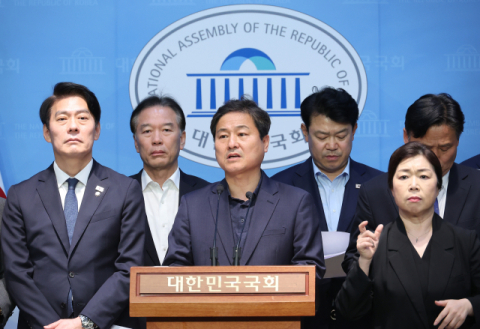 文, 뇌물죄 기소에 