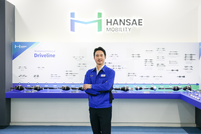 김익환 한세모빌리티 대표가 자사 주력 제품 앞에서 포즈를 취하고 있다. 한세모빌리티 제공