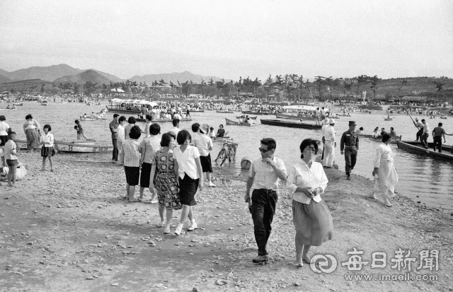 1960년 5월 화창한 봄날, 대구 동촌 유원지에 쏟아져 나온 시민들이 나무 보트와 유람선을 타며 휴일을 즐기고 있다. 동촌 유원지는 1960년대 초부터 각종 편의시설이 속속 들어서면서 유원지 다운 면모를 갖춰 1970년대 초까지 대구 최고의 쉼터로 전성기를 누렸다. 사진=매일아카이빙센터