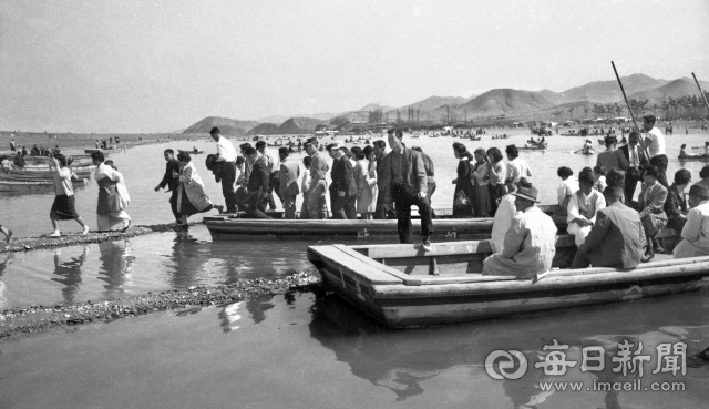 1960년대 초 동촌 유원지 나룻배로 강을 건너는 시민들. 당시 동촌 나루는 동촌에서 강 건너 유원지로 드나드는 지름길이었다. 사진=매일아카이빙센터