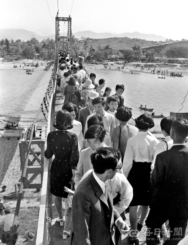 1970년 5월 17일 동촌 유원지에 나들이 나온 신사 숙녀 등 시민들이 구름다리를 건너며 휴일을 즐기고 있다. 사진 =매일아카이빙센터