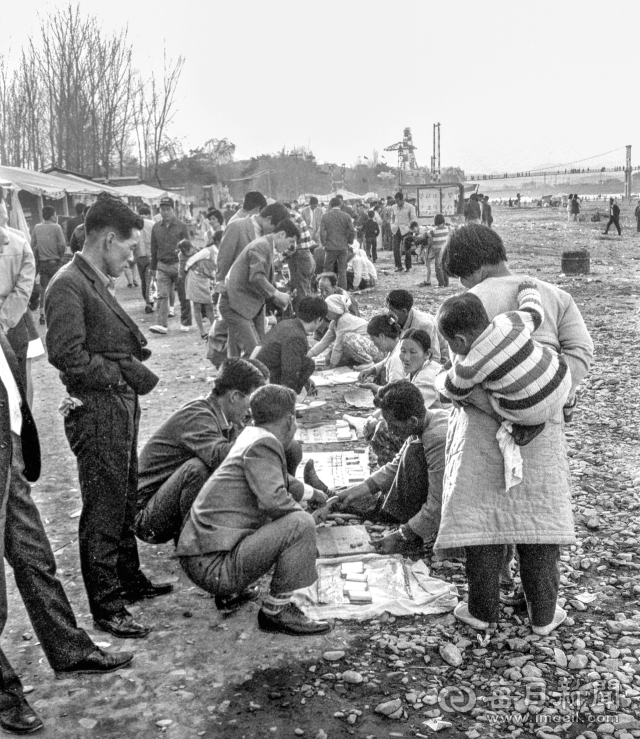 1971년 4월 25일 동촌 유원지에 담배 등 쏠쏠한 경품을 내걸고 행락객 호주머니 잔돈을 노리는 야바위꾼들. 그러나 행락객들은 야바위꾼들의 속임수에 속절없이 당하기 일쑤였다. 사진=매일아카이빙센터