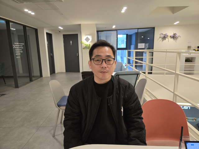 지난 3월 17일 부산 양정역 인근 한 카페에서 만난 김기욱(42) 씨. 기욱 씨는 췌장에서 인슐린이 분비되지 않는 유전성 당뇨로 신장이 망가졌다. 2013년부터 투석을 받으며 5년여 만에 췌장과 신장을 동시이식 받았다. 임재환 기자