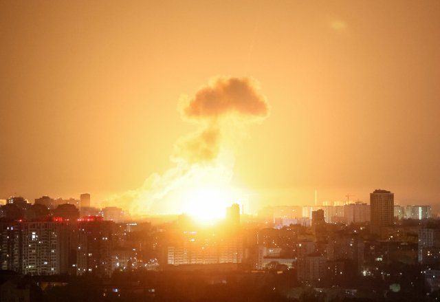 미국 측의 종전안(우크라의 영토 양보) 압박 속 23일(현지시간) 밤 러시아는 우크라이나의 수도 키이우에 드론, 미사일 등으로 공습을 감행했다. 연합뉴스