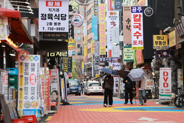 대표적인 서비스 내수 업종으로 꼽히는 숙박·음식점업이 통계 집계 이래 전례 없는 장기 불황을 겪는 것으로 나타났다. 100)로 1년 전보다 3.8% 감소했다. 숙박·음식점업 생산지수는 2023년 5월부터 지난 2월 사이에 작년 1월만 제외하고는 내내 감소했다. 사진은 이날 서울 종로구 한 식당가. 연합뉴스