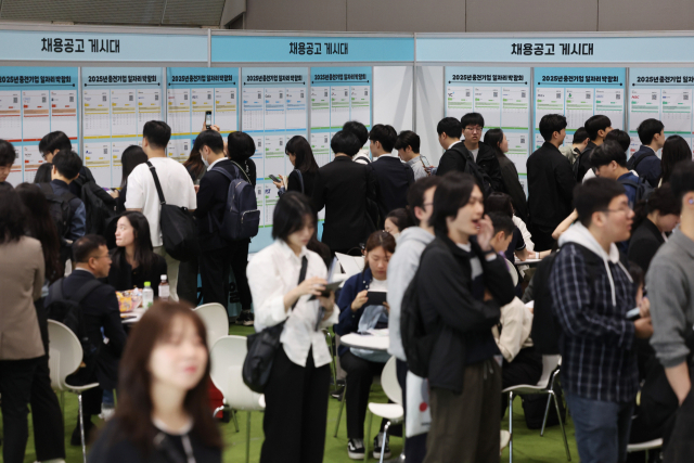 지난달 21일 서울 강남구 코엑스에서 열린 2025 중견기업 일자리 박람회를 찾은 구직자들이 채용공고 게시물을 보고 있다. 연합뉴스