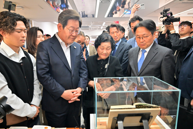 24일 오후 광주 동구 전일빌딩 245에서 더불어민주당 이재명 대선 경선 후보가 한강 작가의 소설 