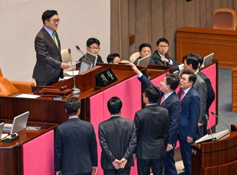 '출마설' 韓대행 국회 시정연설…민주 '침묵 야유', 국힘 '박수 응원'