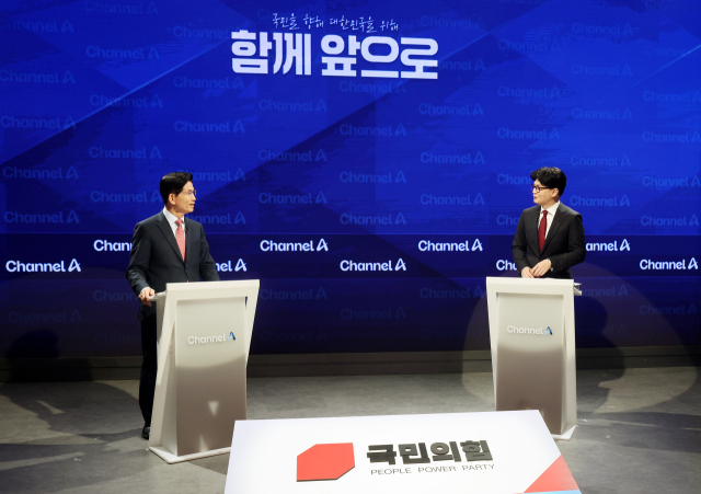 24일 서울 종로구 동아미디어센터 채널A 오픈스튜디오에서 국민의힘 대선 2차 경선 진출자인 김문수(왼쪽), 한동훈 후보가 토론 전 대화를 하고 있다. 연합뉴스