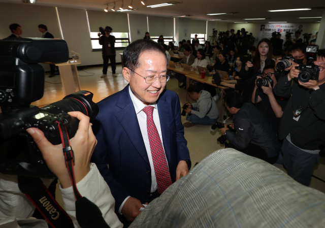 국민의힘 홍준표 대선 경선 후보가 24일 서울 여의도 대하빌딩 캠프 사무실에서 대선 관련 긴급 기자회견을 마친 뒤 퇴장하고 있다. 연합뉴스