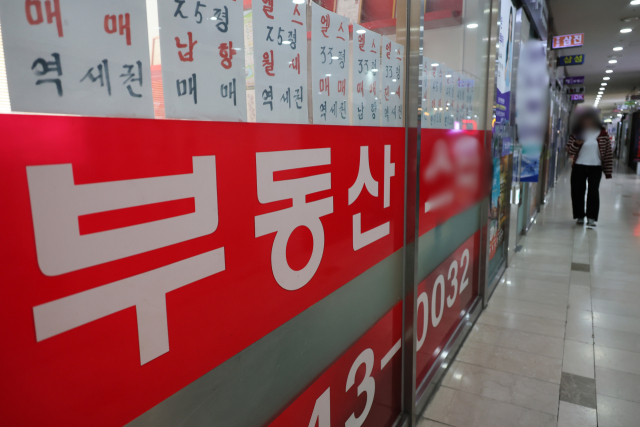 올해 개업한 공인중개사 수가 2000년 이래 25년만에 가장 적은 것으로 나타났다. 부동산 시장 침체 장기화 속에 공인중개사무소 시장 포화로 신규 진입자들이 줄어드는 것으로 추정된다. 13일 한국공인중개사협회에 따르면 올해 신규 개업한 공인중개사 수 1월 871명, 2월 925명 등 총 1천796명으로 2000년 이래 1~2월 기준으로 가장 적다. 사진은 이날 서울 송파구 한 상가의 부동산 모습. 연합뉴스