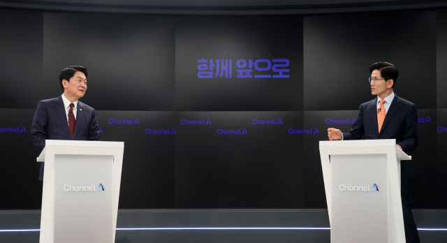 24일 서울 종로구 동아미디어센터 채널A 스튜디오에서 국민의힘 대선 2차 경선 진출자인 안철수(왼쪽), 김문수 후보가 토론 전 리허설을 하고 있다. 연합뉴스