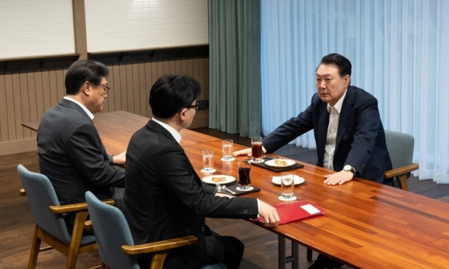 지난해 10월21일 서울 용산 대통령실 앞 파인그라스에서 만난 윤석열 당시 대통령과 한동훈 국민의힘 한동훈 대표, 정진석 비서실장. 대통령실