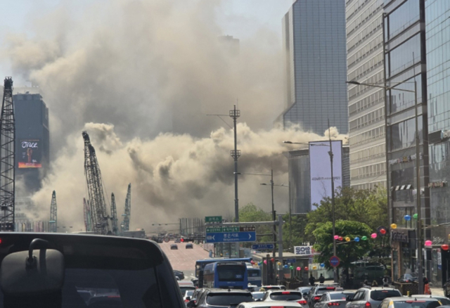 25일 코엑스에서 화재로 인해 연기가 발생하고 있다. 독자 제공