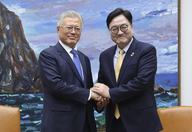 4·27 판문점선언 7주년 기념식 참석차 국회를 방문한 문재인 전 대통령이 25일 서울 여의도 국회에서 우원식 국회의장과 기념 촬영하고 있다. 연합뉴스