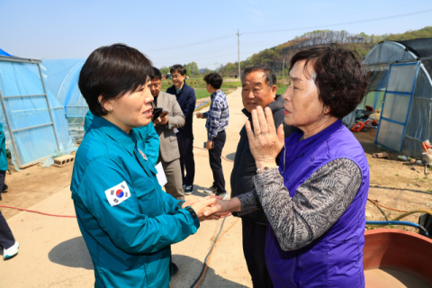 송미령 농식품부 장관, '산불 피해' 경북 상주·의성 영농 현장 점검