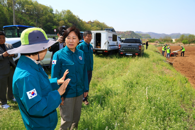 25일 송미령 농림축산식품부 장관은 지난달 산불로 큰 피해를 입은 경북 의성군과 상주시 일대 영농 현장을 방문해 농업 지원 상황을 점검했다. 송 장관이 농작업 대행 현장을 둘러보고 있다. 농림축산식품부 제공