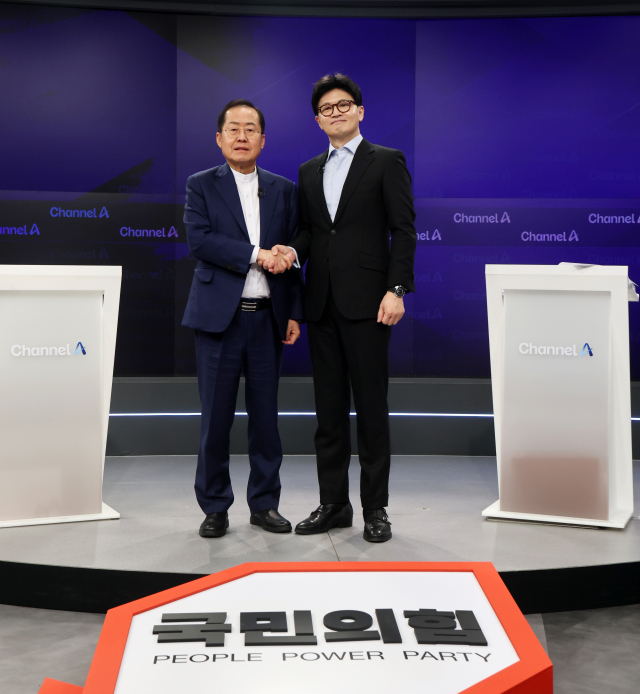 25일 종로구 동아미디어센터 채널A스튜디오에서 국민의힘 대선 2차 경선 진출자인 한동훈, 홍준표 후보가 기념 촬영하고 있다. 연합뉴스