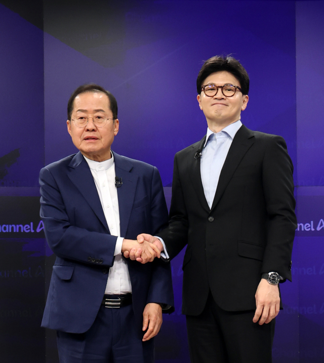 25일 종로구 동아미디어센터 채널A스튜디오에서 국민의힘 대선 2차 경선 진출자인 한동훈, 홍준표 후보가 기념 촬영하고 있다. 연합뉴스