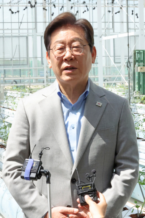 이재명, 프란치스코 교황 조의문 전달…