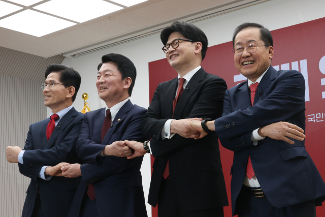 국민의힘 김문수(왼쪽부터), 안철수, 한동훈, 홍준표 대선 경선 후보가 23일 서울 여의도 국민의힘 중앙당사에서 열린 2차 경선 토론회 미디어데이에서 포즈를 취하고 있다. 연합뉴스