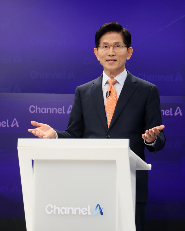 24일 서울 종로구 동아미디어센터 채널A 스튜디오에서 국민의힘 대선 2차 경선 진출자인 김문수 후보가 토론 전 리허설을 하고 있다. 연합뉴스