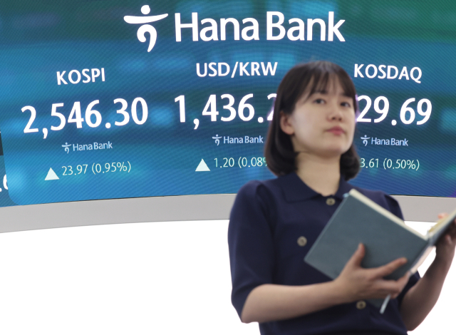 25일 서울 중구 하나은행 본점 딜링룸에서 한 딜러가 자리로 향하고 있다. 연합뉴스