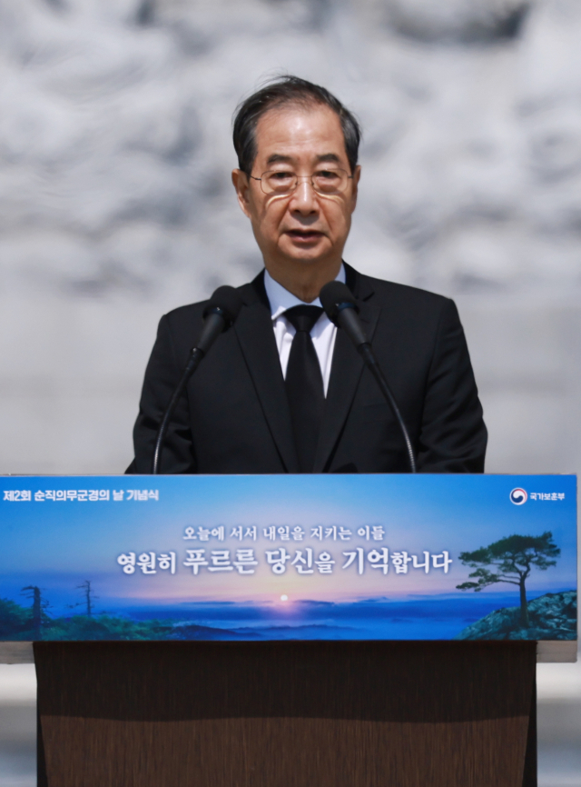 한덕수 대통령 권한대행 국무총리가 25일 국립대전현충원에서 열린 