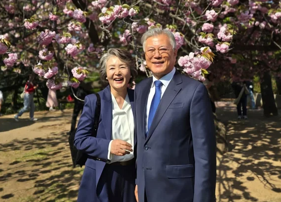 문재인 전 대통령이 26일 공개한 김정숙 여사와 함께 찍은 사진. 문 전 대통령 페이스북 갈무리