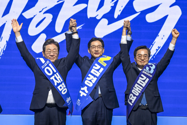 이재명(왼쪽부터), 김경수, 김동연 더불어민주당 대선 경선 후보가 26일 광주 서구 김대중컨벤션센터에서 열린 