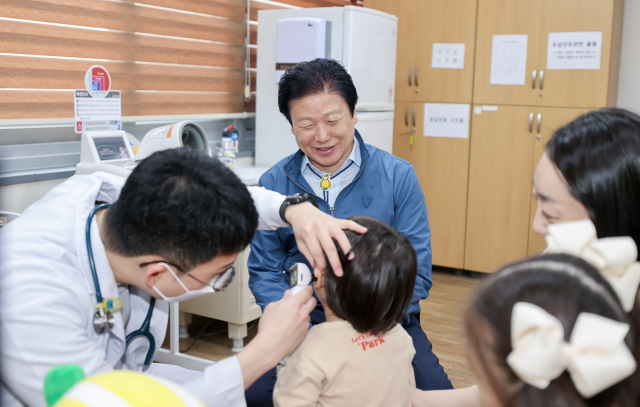 이병환 성주군수가 성주군보건소 소아청소년과에서 전문의 진료를 받고 있는 어린이 환자를 흐뭇하게 바라보고 있다. 성주군 제공